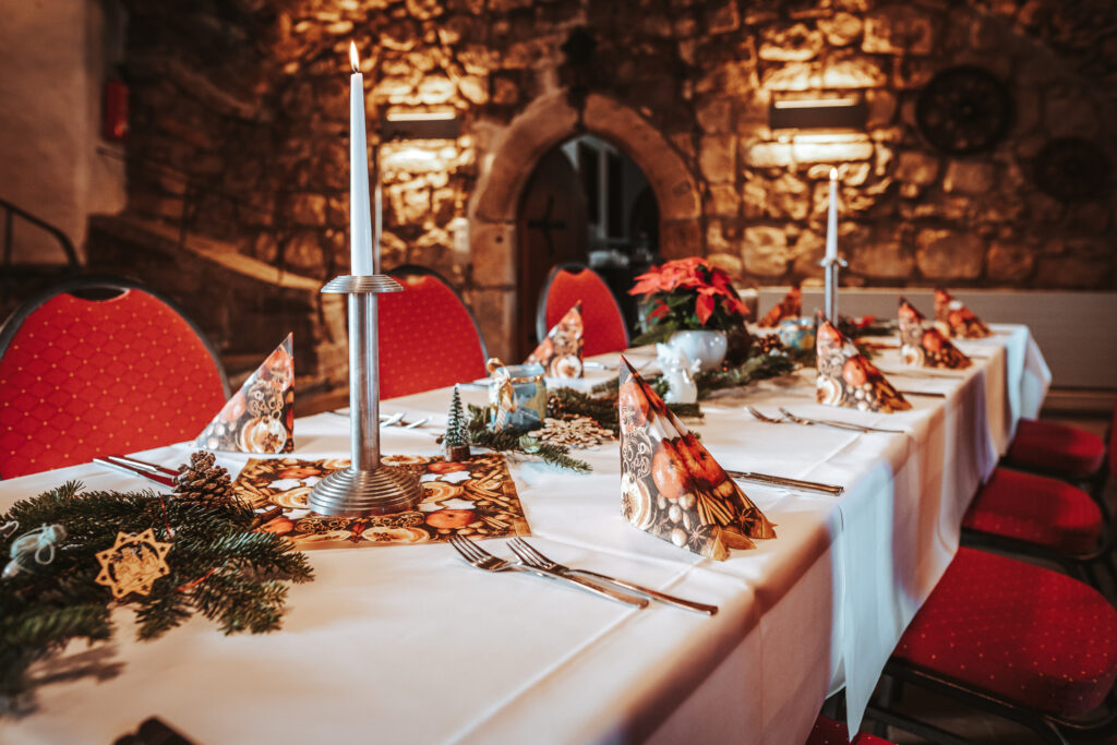 Weihnachtlich gedeckter Tisch im großen Burgkeller